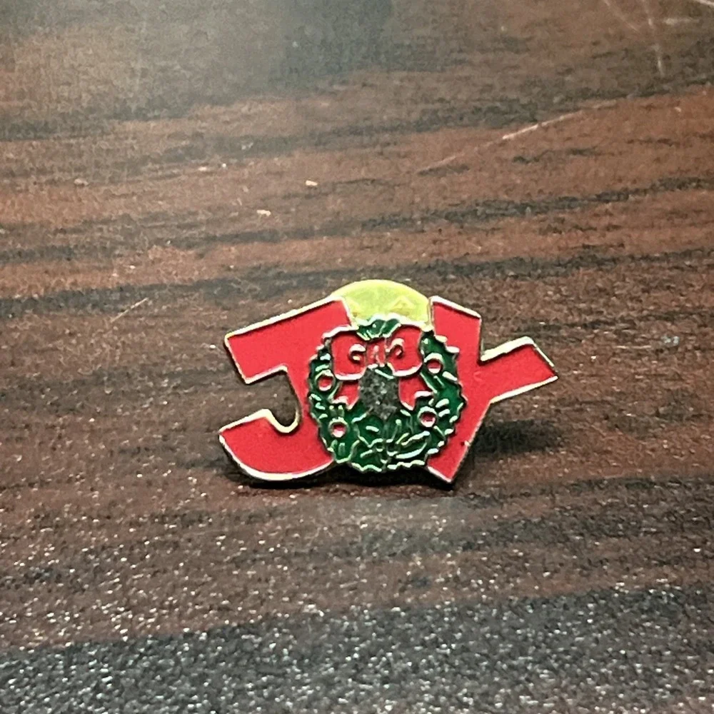 Joy Christmas Wreath Holiday Lapel Hat Pin‎